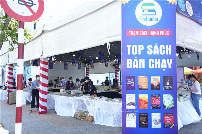 Trạm sách hạnh phúc giới thiệu đến người đọc nhiều đầu sách bán chạy hiện nay. Ảnh: Minh Phú - TTXVN