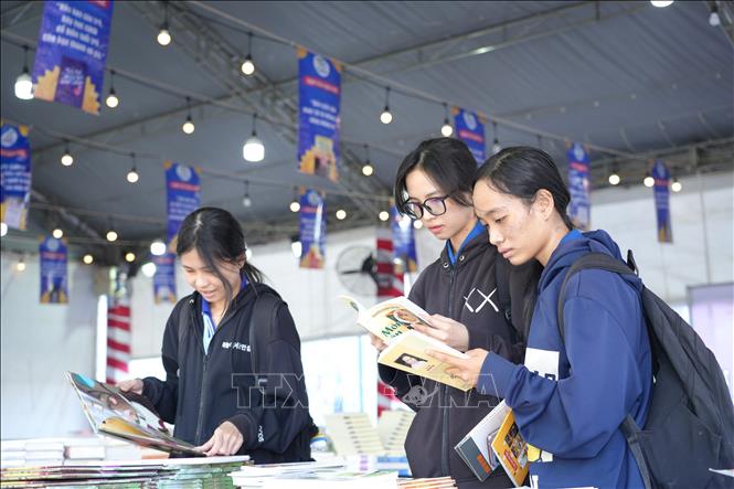 Học sinh trên địa bàn thành phố Tây Ninh đọc sách tại Chương trình Trạm sách hạnh phúc. Ảnh: Minh Phú - TTXVN 