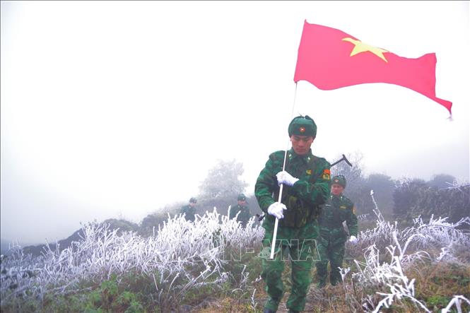 Cán bộ, chiến sỹ Đồn Biên phòng Xín Cái (Bộ đội Biên phòng tỉnh Hà Giang) tuần tra giữa băng tuyết bao phủ. Ảnh: TTXVN phát