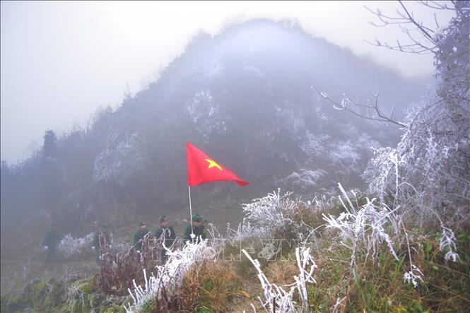 Cán bộ, chiến sỹ Đồn Biên phòng Xín Cái (Bộ đội Biên phòng tỉnh Hà Giang) tuần tra giữa băng tuyết bao phủ. Ảnh: TTXVN phát