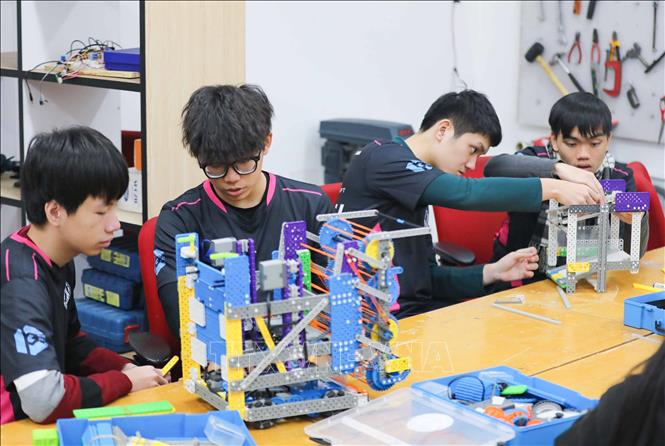 Đội tuyển VEX IQ - Trường THPT Chuyên Hà Nội - Amsterdam miệt mài tập luyện cho Giải vô địch thế giới VEX Robotics 2024. Ảnh: Thanh Tùng -  TTXVN 