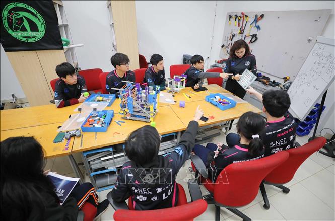 Đội tuyển VEX IQ - Trường THPT Chuyên Hà Nội - Amsterdam với 8 thành viên sẽ tham gia Giải vô địch thế giới VEX Robotics 2024. Ảnh: Thanh Tùng -  TTXVN 