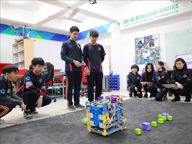 Đội tuyển VEX IQ - Trường THPT Chuyên Hà Nội - Amsterdam miệt mài tập luyện cho Giải vô địch thế giới VEX Robotics 2024. Ảnh: Thanh Tùng -  TTXVN 