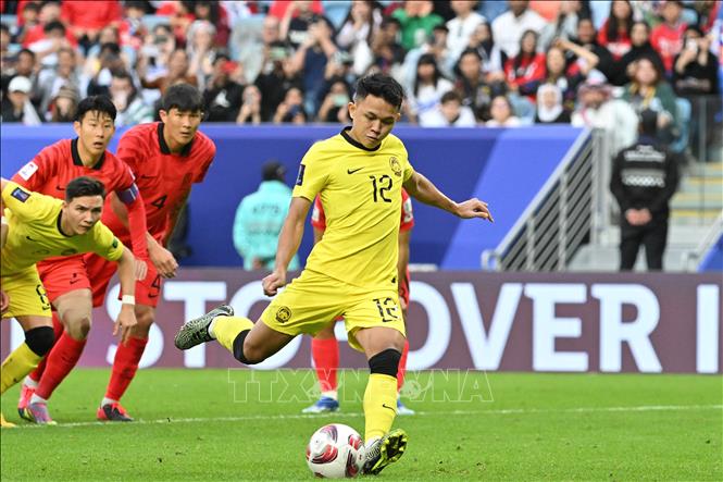 Phút 62, tiền đạo Arif Aiman (số 12) ghi bàn thắng nâng tỉ số lên 2-1 cho tuyển Malaysia. Ảnh: AFP/TTXVN