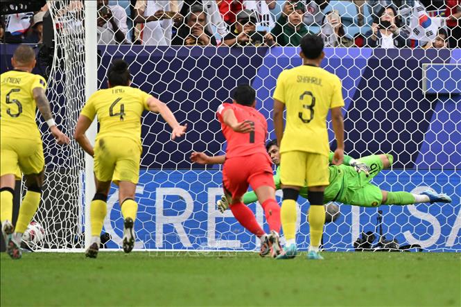 Phút 90+4, tiền vệ Son Heung-min (số 7) thực hiện pha đá phạt penalty chính xác, nâng tỉ số lên 3-2 cho đội tuyển Hàn Quốc. Ảnh: AFP/TTXVN