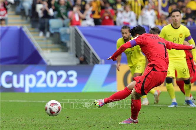 Phút 90+4, tiền vệ Son Heung-min (số 7) thực hiện pha đá phạt penalty chính xác, nâng tỉ số lên 3-2 cho đội tuyển Hàn Quốc. Ảnh: AFP/TTXVN