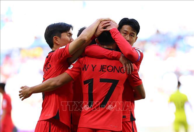 Cầu thủ Jeong Woo-yeong tuyển Hàn Quốc ăn mừng cùng đồng đội sau khi ghi bàn thắng mở tỉ số trận đấu ở phút 21. Ảnh: Yonhap/TTXVN