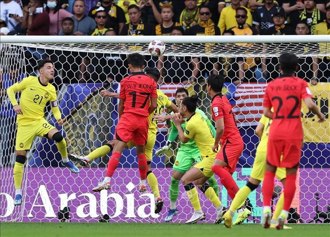 Pha đánh đầu ghi bàn thắng mở tỉ số trận đấu của cầu thủ Jeong Wooyeong (thứ 2, trái) tuyển Hàn Quốc. Ảnh: THX/TTXVN