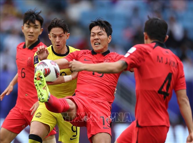 Pha tranh bóng quyết liệt giữa cầu thủ Kim Younggwon (thứ 2, phải) tuyển Hàn Quốc và Darren Lok (thứ 2, trái) tuyển Malaysia. Ảnh: THX/TTXVN