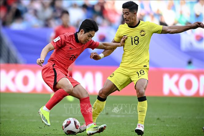 Pha tranh bóng quyết liệt giữa cầu thủ Lee Kangin (trái) tuyển Hàn Quốc và Brendan Gan tuyển Malaysia. Ảnh: THX/TTXVN