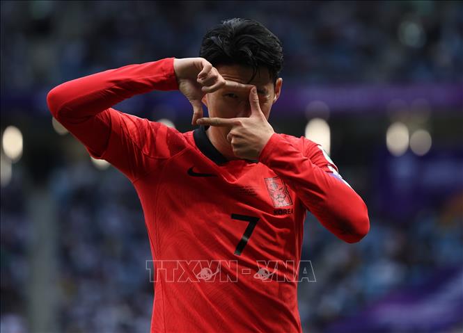 Pha ăn mừng của cầu thủ Hàn Quốc Son Heung Min sau khi ghi bàn vào lưới Malaysia. Ảnh: THX/TTXVN