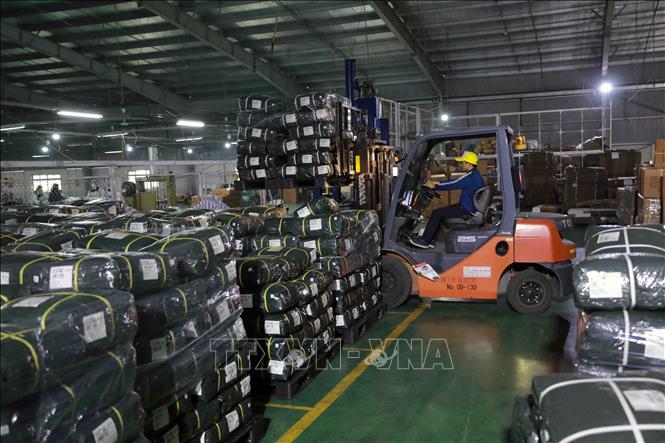 Sản phẩm vải bạt cao cấp xuất khẩu sang thị trường Châu Âu, Mỹ và Australia của Công ty Cổ phần toàn cầu xanh ở cụm công nghiệp huyện Lâm Thao. Ảnh: Vũ Sinh - TTXVN
