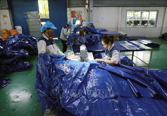 May sản phẩm vải bạt cao cấp xuất khẩu sang thị trường Châu Âu, Mỹ và Australia của Công ty Cổ phần toàn cầu xanh ở cụm công nghiệp huyện Lâm Thao. Ảnh: Vũ Sinh - TTXVN