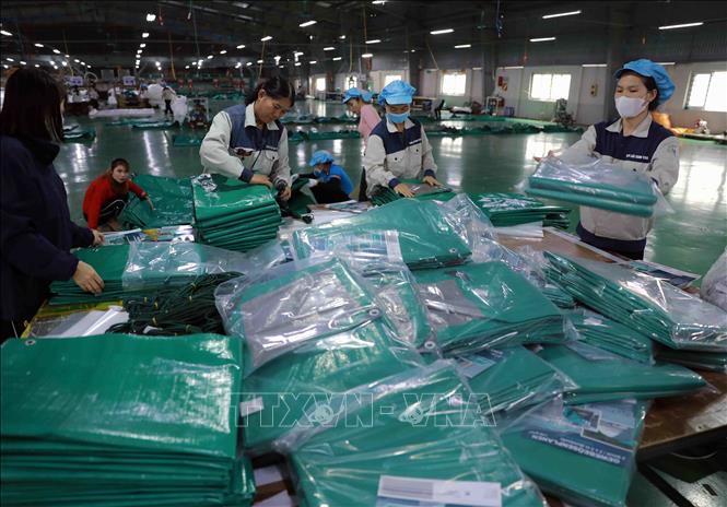 Hoàn thiện sản phẩm vải bạt cao cấp xuất khẩu sang thị trường Châu Âu, Mỹ và Australia của Công ty Cổ phần toàn cầu xanh ở cụm công nghiệp huyện Lâm Thao. Ảnh: Vũ Sinh - TTXVN