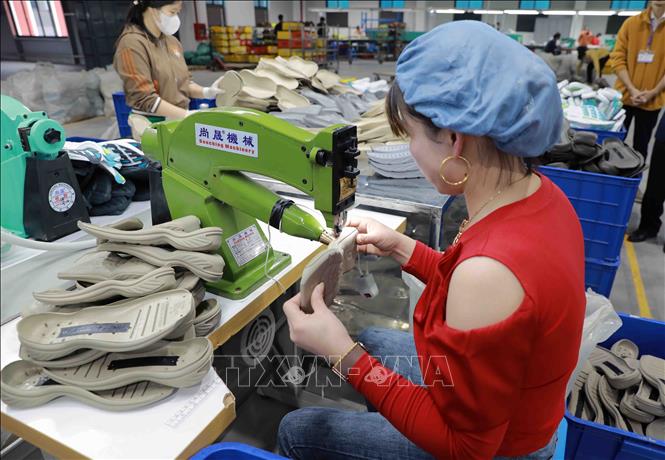 Hoàn thiện sản phẩm đế giầy của Công ty TNHH kỹ thuật và vật tư giầy Kecheng Phú Thọ (100% vốn FDI) ở cụm công nghiệp Thanh Minh, thị xã Phú Thọ. Ảnh: Vũ Sinh - TTXVN