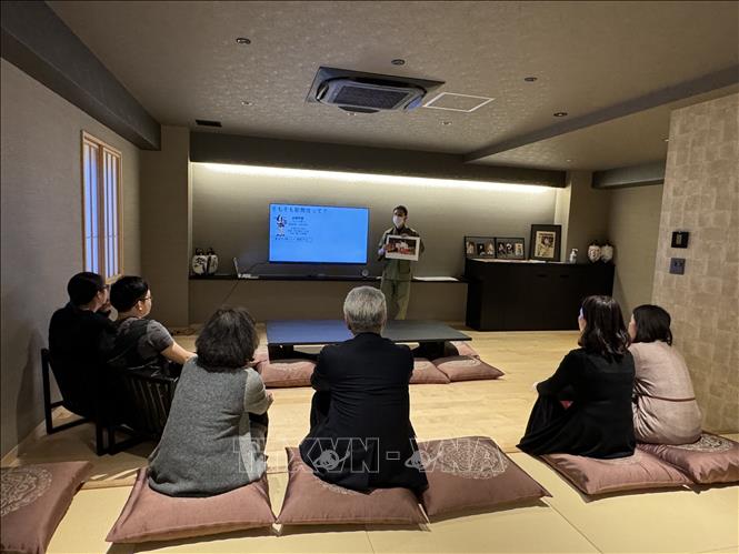 Khách nghỉ tại lữ quán lắng nghe thuyên trình về lịch sử của kịch kabuki. Ảnh: Phạm Tuân/pv TTXVN tại Nhật Bản.