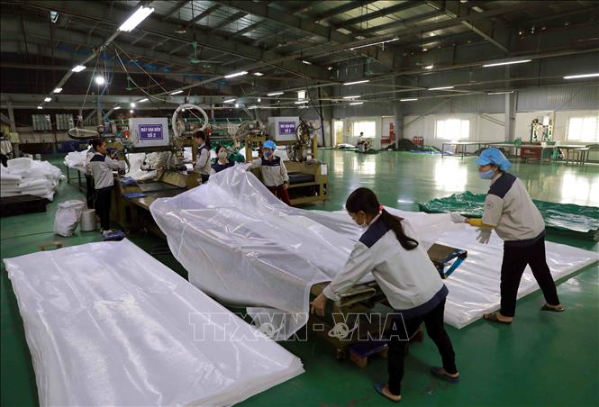 Sản phẩm vải bạt cao cấp xuất khẩu sang thị trường Châu Âu, Mỹ và Australia của Công ty Cổ phần toàn cầu xanh ở cụm công nghiệp huyện Lâm Thao. Ảnh: Vũ Sinh - TTXVN