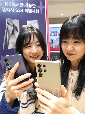 Khách hàng trải nghiệm mẫu Galaxy S24 mới của Hãng Samsung tại phòng trưng bày ở Seoul, Hàn Quốc ngày 26/1/2024. Ảnh: YONHAP/TTXVN