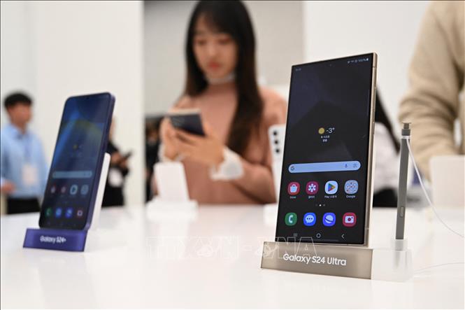 Mẫu Galaxy S24 mới của Hãng Samsung được trưng bày trong cuộc họp báo ở Seoul, Hàn Quốc ngày 15/1/2024. Ảnh: AFP/TTXVN