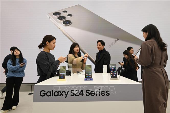Mẫu Galaxy S24 mới của Hãng Samsung được trưng bày trong cuộc họp báo ở Seoul, Hàn Quốc ngày 15/1/2024. Ảnh: AFP/TTXVN