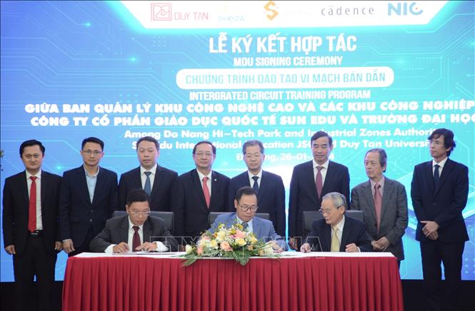 The signing ceremony of the trilateral cooperation agreement on training in circuit design and semiconductor between the Management Board of the High-Tech Park and Industrial Zones in Da Nang, Sun Edu International Education Joint Stock Company, and Duy Tan University. VNA Photo: Văn Dũng