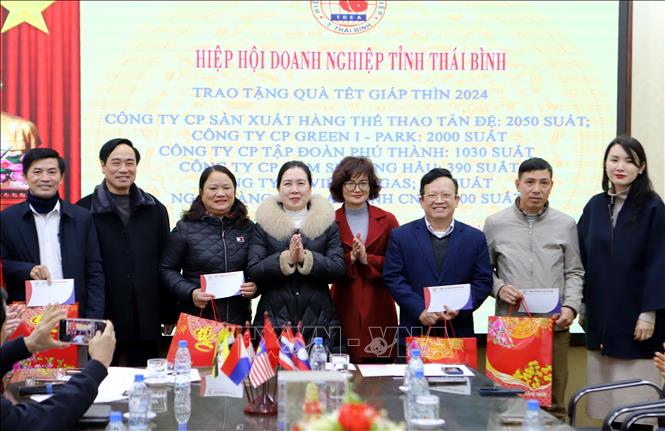 Đại diện lãnh đạo tỉnh Thái Bình, Hiệp Hội Doanh nghiệp tỉnh Thái Bình trao quà Tết cho đại diện một số đơn vị, địa phương. Ảnh: Thế Duyệt – TTXVN 