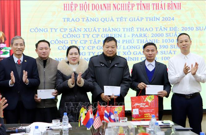 Đại diện lãnh đạo tỉnh Thái Bình, Hiệp Hội Doanh nghiệp tỉnh Thái Bình trao quà Tết cho đại diện một số đơn vị, địa phương. Ảnh: Thế Duyệt – TTXVN 
