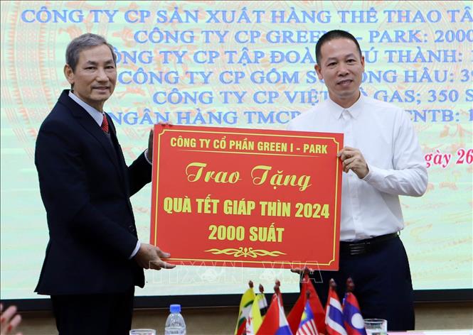 Đại diện Hiệp Hội Doanh nghiệp tỉnh Thái Bình tiếp nhận quà Tết của các doanh nghiệp. Ảnh: Thế Duyệt – TTXVN 