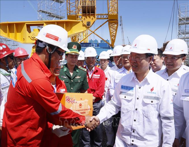 State President Vo Van Thuong visits and delivers gifts to the PTSC port of the PetroVietnam Technical Services Corporation on January 26. VNA Photo: Thống Nhất