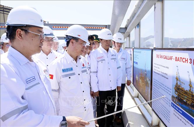 State President Vo Van Thuong visits and delivers gifts to the PTSC port of the PetroVietnam Technical Services Corporation on January 26. VNA Photo: Thống Nhất
