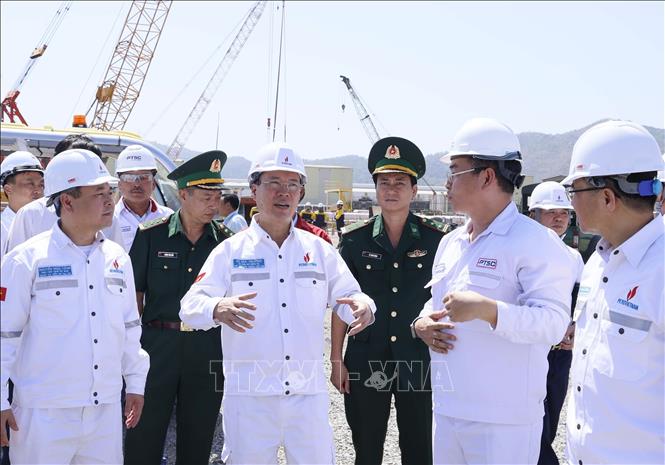 State President Vo Van Thuong visits and delivers gifts to the PTSC port of the PetroVietnam Technical Services Corporation on January 26. VNA Photo: Thống Nhất