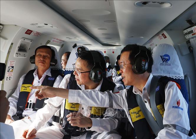 State President Vo Van Thuong visits the central drilling rig of the Cuu Long Joint Operating Company, offering New Year wishes to its officials and engineers in Ba Ria-Vung Tau on January 26. VNA Photo: Thống Nhất