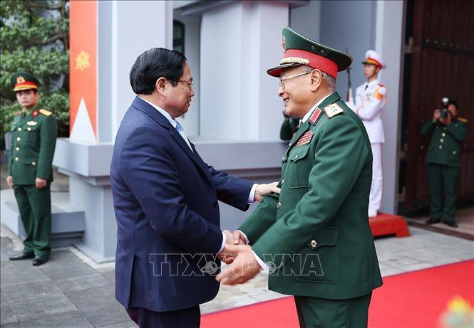 Prime Minister Pham Minh Chinh meets officers of the Ministry of National Defence’s General Department for Defence Intelligence. VNA Photo: Dương Giang