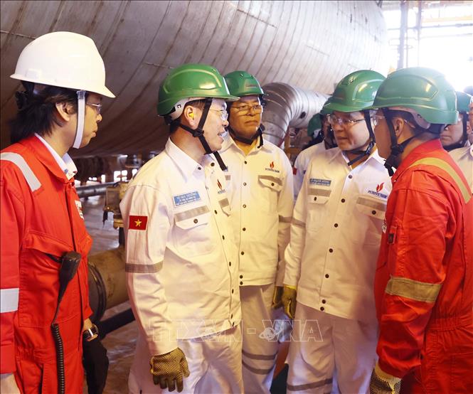 State President Vo Van Thuong visits the central drilling rig of the Cuu Long Joint Operating Company, offering New Year wishes to its officials and engineers in Ba Ria-Vung Tau on January 26. VNA Photo: Thống Nhất