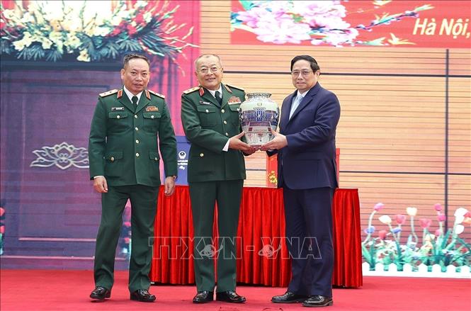 Prime Minister Pham Minh Chinh extends Tet greetings to officers and soldiers of the Ministry of National Defence’s General Department for Defence Intelligence. VNA Photo: Dương Giang