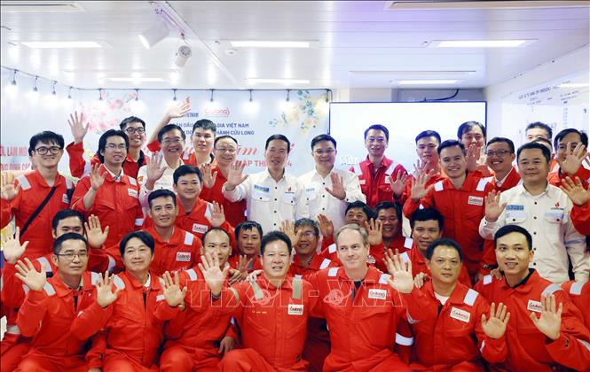 State President Vo Van Thuong visits the central drilling rig of the Cuu Long Joint Operating Company, offering New Year wishes to its officials and engineers in Ba Ria-Vung Tau on January 26. VNA Photo: Thống Nhất