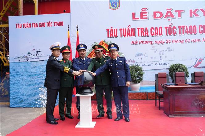 Các đại biểu thực hiện nghi thức Lễ đặt ky tàu tuần tra cao tốc TT-400. Ảnh: TTXVN phát
