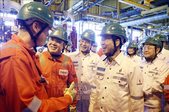 State President Vo Van Thuong visits the central drilling rig of the Cuu Long Joint Operating Company, offering New Year wishes to its officials and engineers in Ba Ria-Vung Tau on January 26. VNA Photo: Thống Nhất
