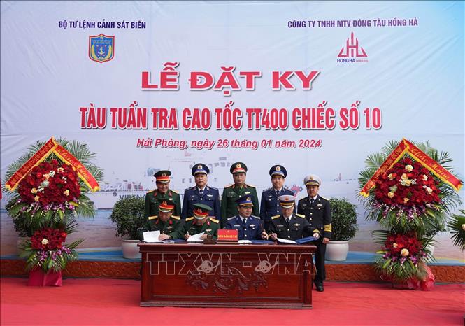 Cảnh sát biển Việt Nam và Công ty TNHH MTV đóng tàu Hồng Hà ký biên bản đặt ky tàu tuần tra cao tốc TT-400. Ảnh: TTXVN phát

