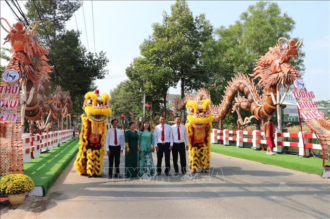 Hai linh vật rồng lu được lắp ghép hai bên cầu Bà Sảng đầu đường vào phường Tương Bình Hiệp, TP. Thủ Dầu Một, tỉnh Bình Dương. Ảnh: Dương Chí Tưởng –TTXVN
