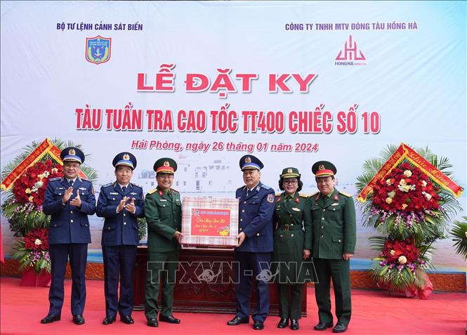 Lãnh đạo Cảnh sát biển Việt Nam tặng quà cho Công ty TNHH MTV đóng tàu Hồng Hà nhân dịp Tết Nguyên đán 2024. Ảnh: TTXVN phát

