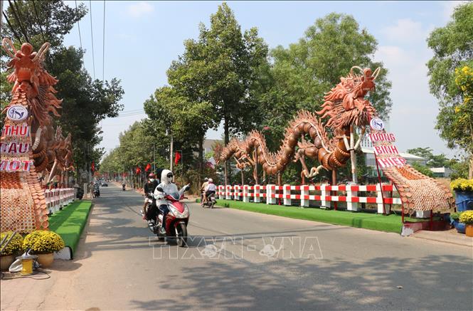 Hai linh vật rồng lu được lắp ghép hai bên cầu Bà Sảng đầu đường vào phường Tương Bình Hiệp, TP. Thủ Dầu Một, tỉnh Bình Dương. Ảnh: Dương Chí Tưởng -TTXVN
