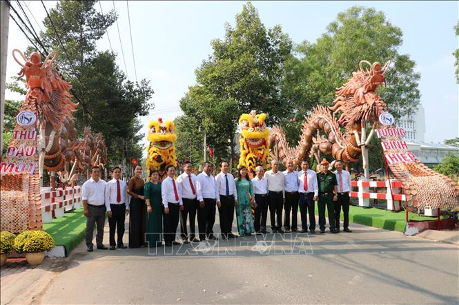 Lãnh đạo thành phố Thủ Dầu Một, tỉnh Bình Dương và địa phương phường Tương Bình Hiệp tại lễ ra mắt hai con rồng bằng lu. Ảnh: Dương Chí Tưởng -TTXVN