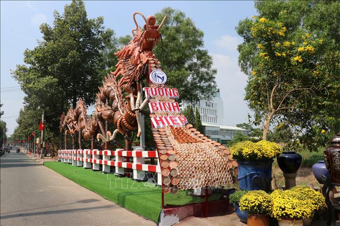 Linh vật rồng được làm từ chất liệu lu, hũ của làng nghề truyền thống ở Tương Bình Hiệp. Ảnh: Dương Chí Tưởng -TTXVN