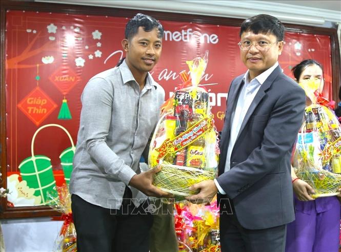 Ông Cao Mạnh Đức (bên phải), Tổng Giám đốc Công ty Metfone trao quà Tết cho người gốc Việt có hoàn cảnh khó khăn trên địa bàn Thủ đô Phnom Penh, Campuchia. Ảnh: Hoàng Minh - PV TTXVN tại Campuchia. 