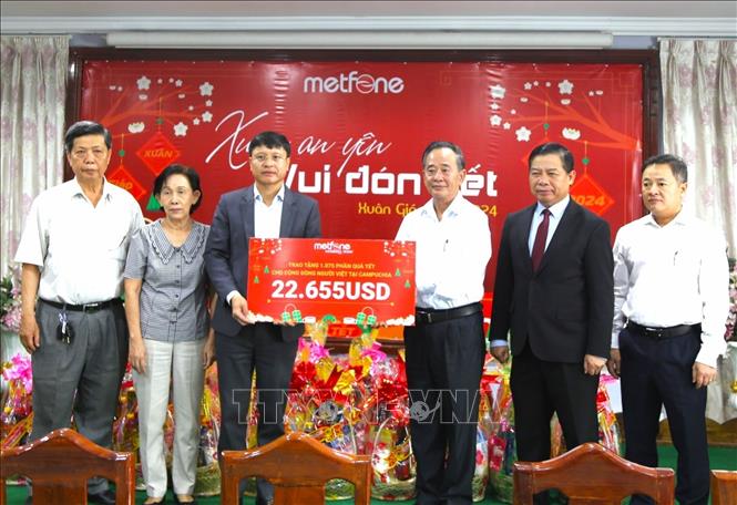 Ông Cao Mạnh Đức, Tổng Giám đốc Công ty Metfone trao tượng trưng 1.075 suất quà Tết Giáp Thìn 2024 tổng trị giá 22.655 USD cho Ban lãnh đạo Hội Khmer - Việt Nam tại Campuchia. Ảnh: Hoàng Minh - PV TTXVN tại Campuchia. 