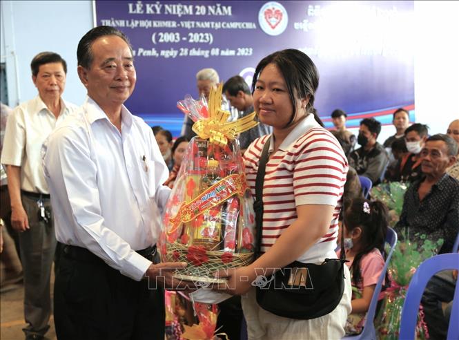 Ông Sim Chy, Chủ tịch Hội Khmer - Việt Nam tại Campuchia trao quà Tết cho người gốc Việt có hoàn cảnh khó khăn trên địa bàn Thủ đô Phnom Penh, Campuchia. Ảnh: Hoàng Minh - PV TTXVN tại Campuchia. 