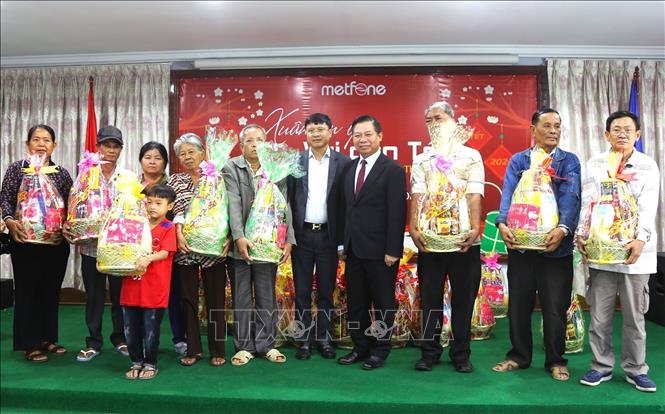 Ban tổ chức trao tặng quà Tết cho người gốc Việt có hoàn cảnh khó khăn trên địa bàn Thủ đô Phnom Penh, Campuchia. Ảnh: Hoàng Minh - PV TTXVN tại Campuchia. 