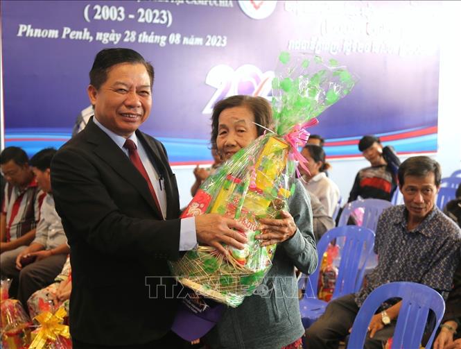 Đại sứ Việt Nam tại Vương quốc Campuchia Nguyễn Huy Tăng trao quà Tết cho người gốc Việt có hoàn cảnh khó khăn trên địa bàn Thủ đô Phnom Penh, Campuchia. Ảnh: Hoàng Minh - PV TTXVN tại Campuchia. 