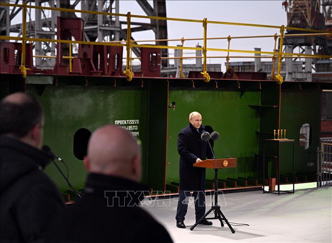 Tổng thống Nga Vladimir Putin phát lệnh đóng tàu phá băng chạy bằng năng lượng hạt nhân Leningrad, tại nhà máy đóng tàu Baltic ở St. Petersburg, ngày 26/1/2024. Ảnh: AFP/TTXVN